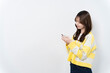 © peach100 - 携帯電話を使う女性