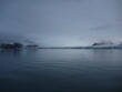 malownicze ośnieżone góry odbijające się w tafli wody w regionie svalbard na arktyce