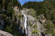 wunderschöner Ausblick von einer Aussichtsplattform auf den Klammbach-Wasserfall im Antholzer Tal - leichte Wanderung in Südtirol

