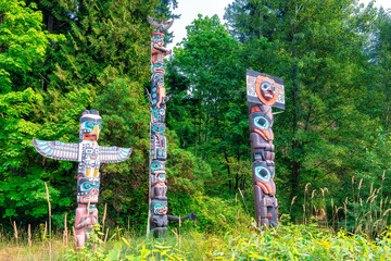 Fototapete - Totems in Stanley Park. Vancouver, British Columbia - Canada