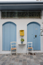 Zwei Hellblaue Türen Mit Stuhlen Davor Einladender Bereich Zum Verweilen Auf Der Insel Kreta In Griechenland