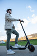 © Tof - Photographie - jeune homme avec sa trottinette. Nouvelles mobilités urbaines écologiques.