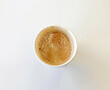 거품이 있는 따뜻한 테이크아웃 종이컵에 담긴 커피 카푸치노 카페오레 카페모카