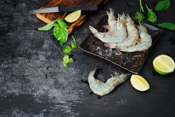 Canvas Print - Fresh shrimp placed on a plate with ice. With basil and lemon mixture for cooking seafood