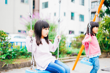 Wall Mural - 公園で楽しく遊ぶ2人の女の子たち