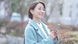 笑顔で携帯を見る日本人女性