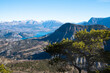 Vue panoramique sur le lac de serre ponçon et les sommets alentours dans les hautes alpes 