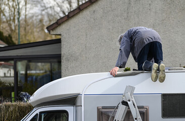 Sticker - preparation lavage mobile home motor campeur seniors vieux toit securité travaux mobilité vacances