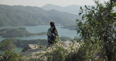 Canvas Print - Woman sit on the top of the mountain