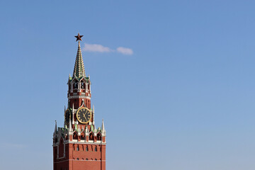 Wall Mural - Spasskaya tower, symbol of Russia on Red Square. Moscow Kremlin on blue sky background