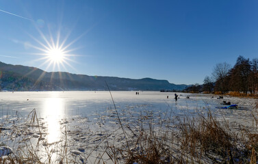 Wall Mural - Wintersport (Schlittschuhlauf) am Keutschacher See (Kärnten/Austria)