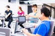 © maroke - ジムでパーソナルトレーニングを受ける中年男性