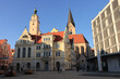 Ingolstadt; Rathausplatz mit Altem Rathaus, Pfeifturm, Turm der Moritzkirche und Neuem Rathaus