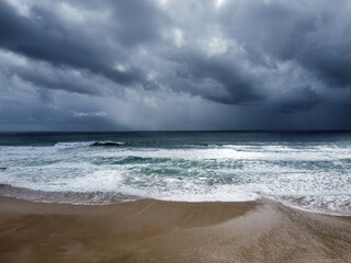 Sticker - Natural view of strong waves at the shores under a gloomy sky