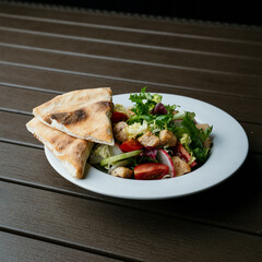 Canvas Print - Vertical closeup of the salad with roast beef.