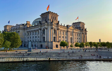 Canvas Print - Vertical shot of the Bundestag, the Building of German parliament in Berlin, Germany