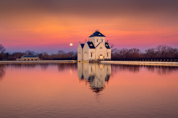 Poster - Beautiful shot of a historic building on a lake shore at sunset in Louisville, Kentucky