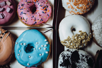 Canvas Print - Top view of colorful donuts