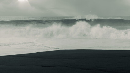 Sticker - Natural view of strong waves at the beach of Iceland