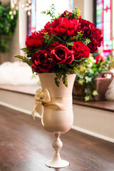 Poster - Vertical shot of a rose bouquet in the vase.