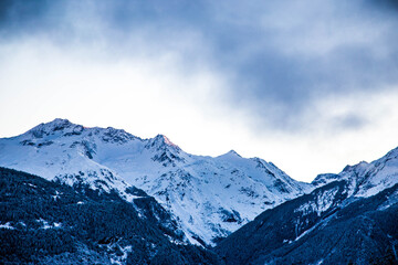 Canvas Print - Scenery of a snowy mountain