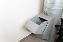 General House Garbage Chute In An Apartment Building, The Problem Of General House Garbage Chutes In Houses.