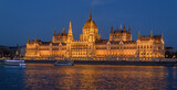 Fototapeta Londyn - Budapest city at night, view of the Parliament