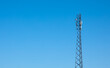 Wieża telekomunikacyjna na tle niebieskiego nieba