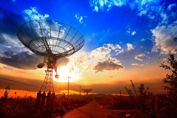 Canvas Print - The silhouette of a radio telescope observatory