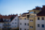Fototapeta Miasto - Dron w mieście, dron leci wsród bloków mieszkalnych.
