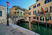 Włochy, Wenecja, Mały Kanał, Bez Ludzi, Wenecka Flaga, Woda, Kolorowe Domy