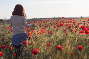 Jugando entre amapolas