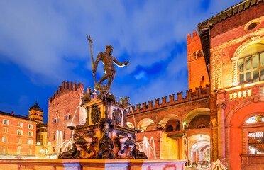 Fototapete - Bologna, Italy - Neptune Fountain in Piazza Maggiore