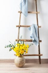 Fotomurales - Home Easter decoration: yellow narcissus flowers