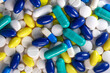 Varias pastillas, aspirinas y capsulas de medicamentos.