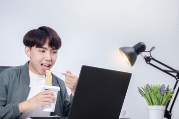 Office workers work together and eat instant instant noodles in a hurry at certain times.