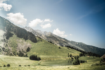 Paysage magnique - Lac des Confins-  La Clusaz près de Annecy en été - Les Aravis- Hautes Alpes - Savoie - Montagne - France