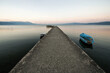 molo betonowe nad jeziorem ochrydzkim w Macedonii