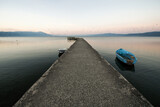 Fototapeta Pomosty - molo betonowe nad jeziorem ochrydzkim w Macedonii