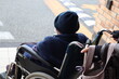 車椅子　介護　道路横断　障害者