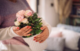 Fototapeta Kwiaty - Dzień kobiet. Kwiaty złożonej ukochanej , piękne róże dla ukochanej osoby