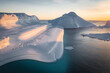 Enormes icebergs al atardecer desde punto de vista aéreo
