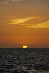 La hora magica, colores vibrantes, olas que bailan y momentos para soñar que siempre hay un regalo que el atardecer nos brinda