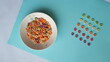 © Jesica - cereales de colores fondo celeste blanco
