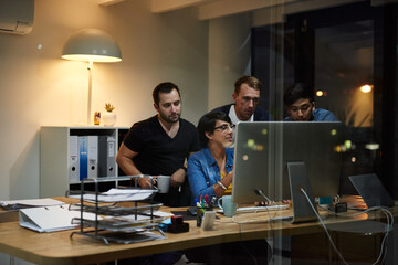 Leinwandbilder - Theyre driven to succeed together. Shot of employees working in an office at night.