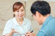 © buritora - 問診する看護師と男性患者