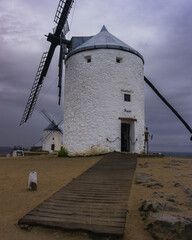 Molinos de viento de Don Quijote, molino de viento al final de un camino de tierra, molino que se encuentra en mitad de la naturaleza