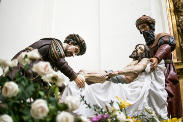 Semana Santa en Valladolid, España. Conjunto escultórico del paso de Cristo de la Cruz a María. Imágenes de Cristo muerto, Nicodemo y José de Arimatea. 