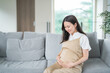 © buritora - 笑顔の妊婦