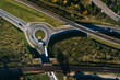Ujęcie z drona przedstawiające rondo łączące trzy ulice i tory kolejowe, geometryczna kompozycja 